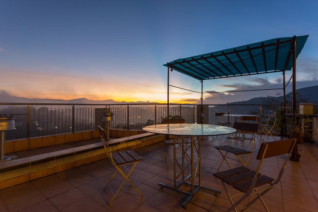 Hotel Topaz Κάντι Εξωτερικό φωτογραφία